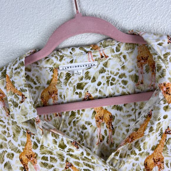 Jane + Delancey Giraffe Print Button Front Tie Hem Top Size L - Picture 2 of 5
